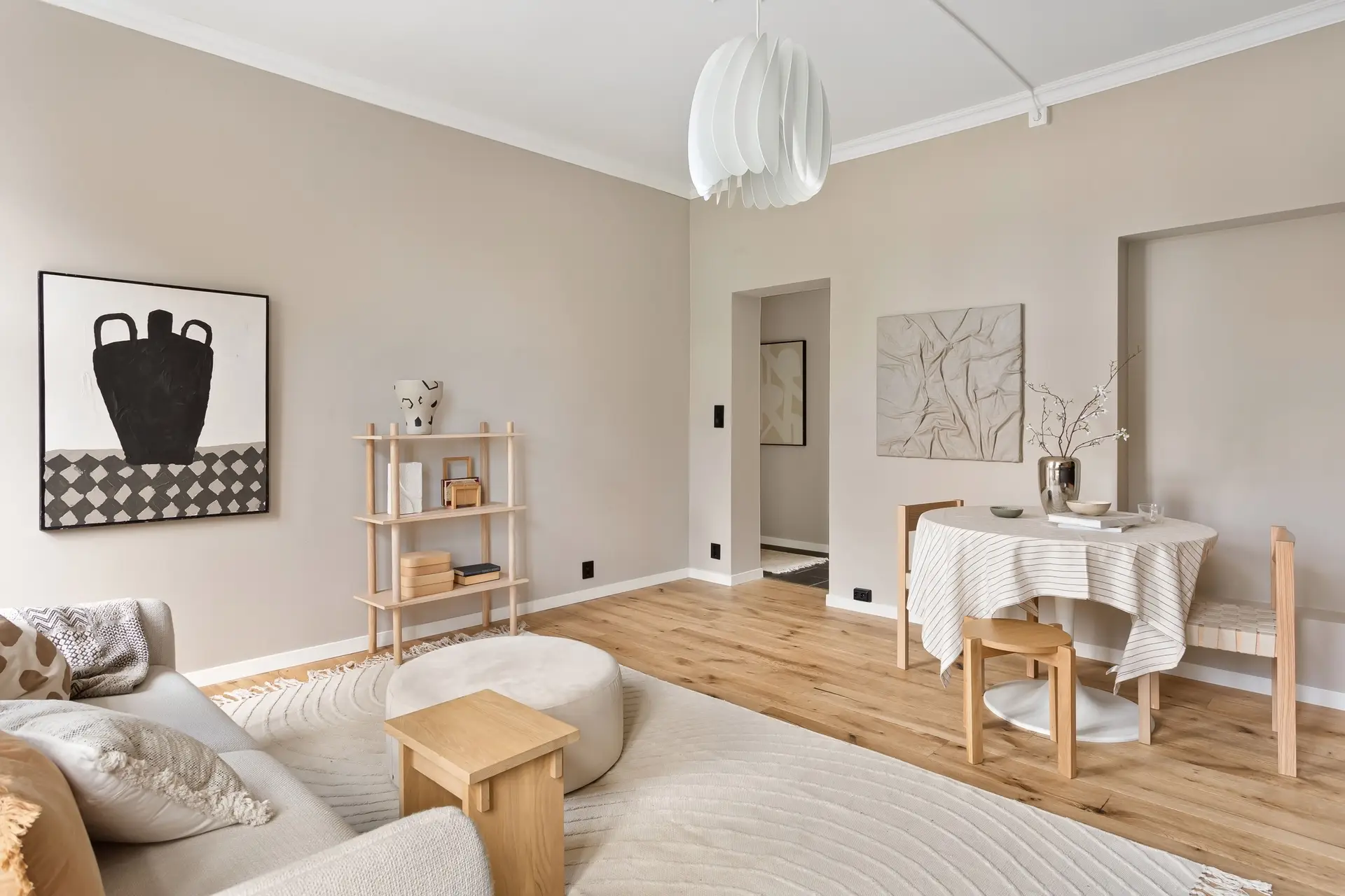 Villa Havu esikatselu, luonnonvaloa ja tammea olohuoneessa