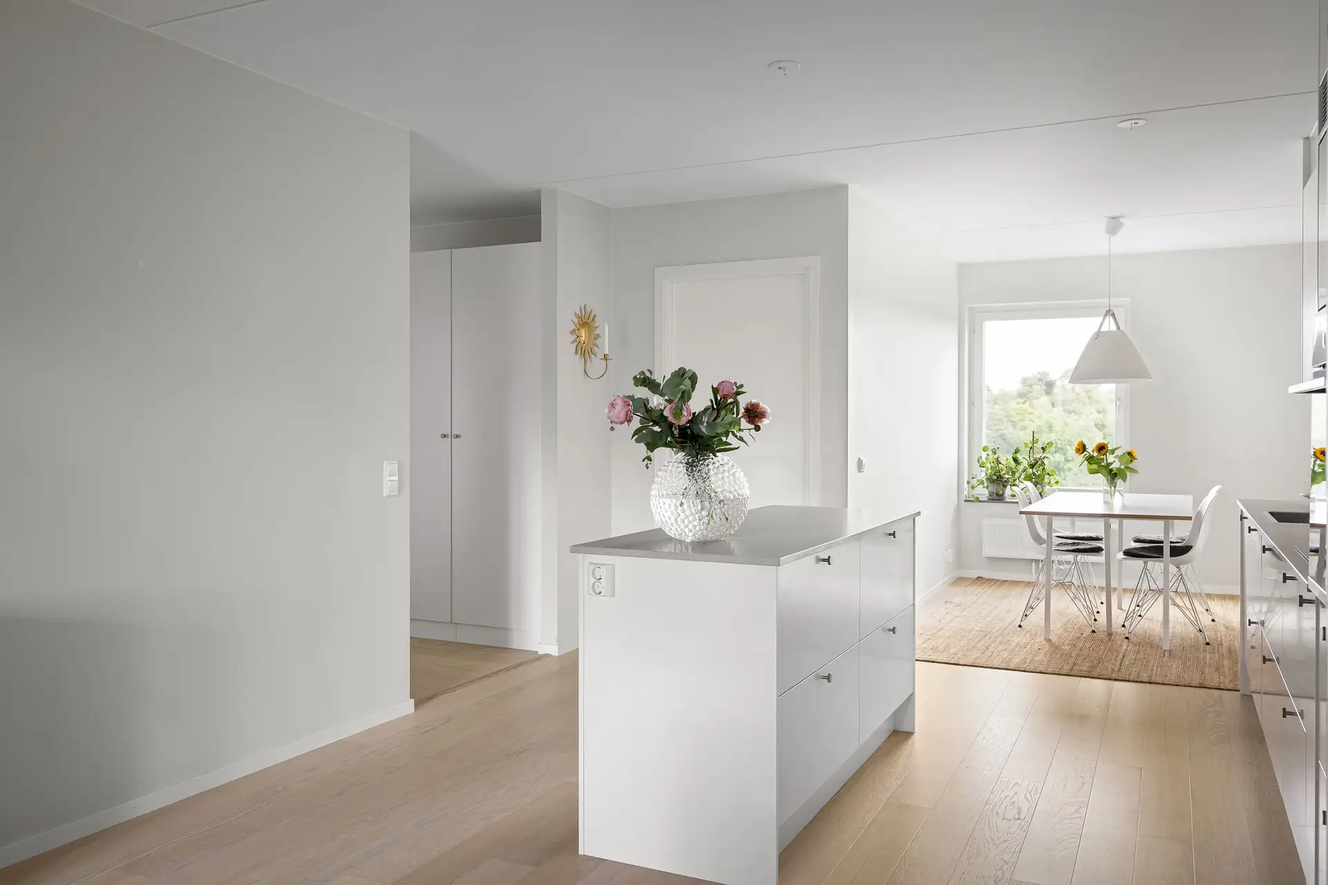 Moderni minimalistinen keittiö ja luonnonvalo