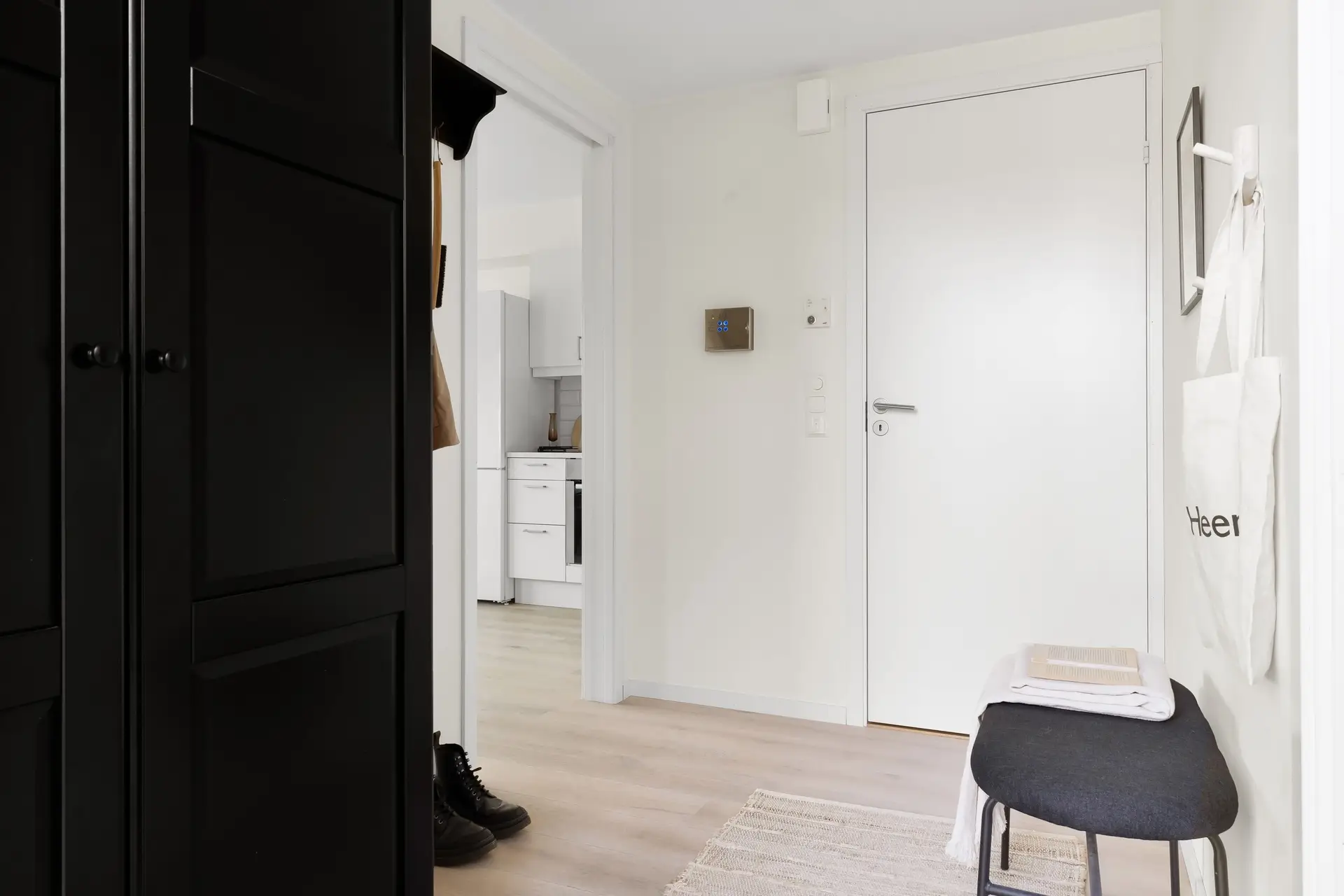 Siro minimalistinen eteiskäytävä ja valo