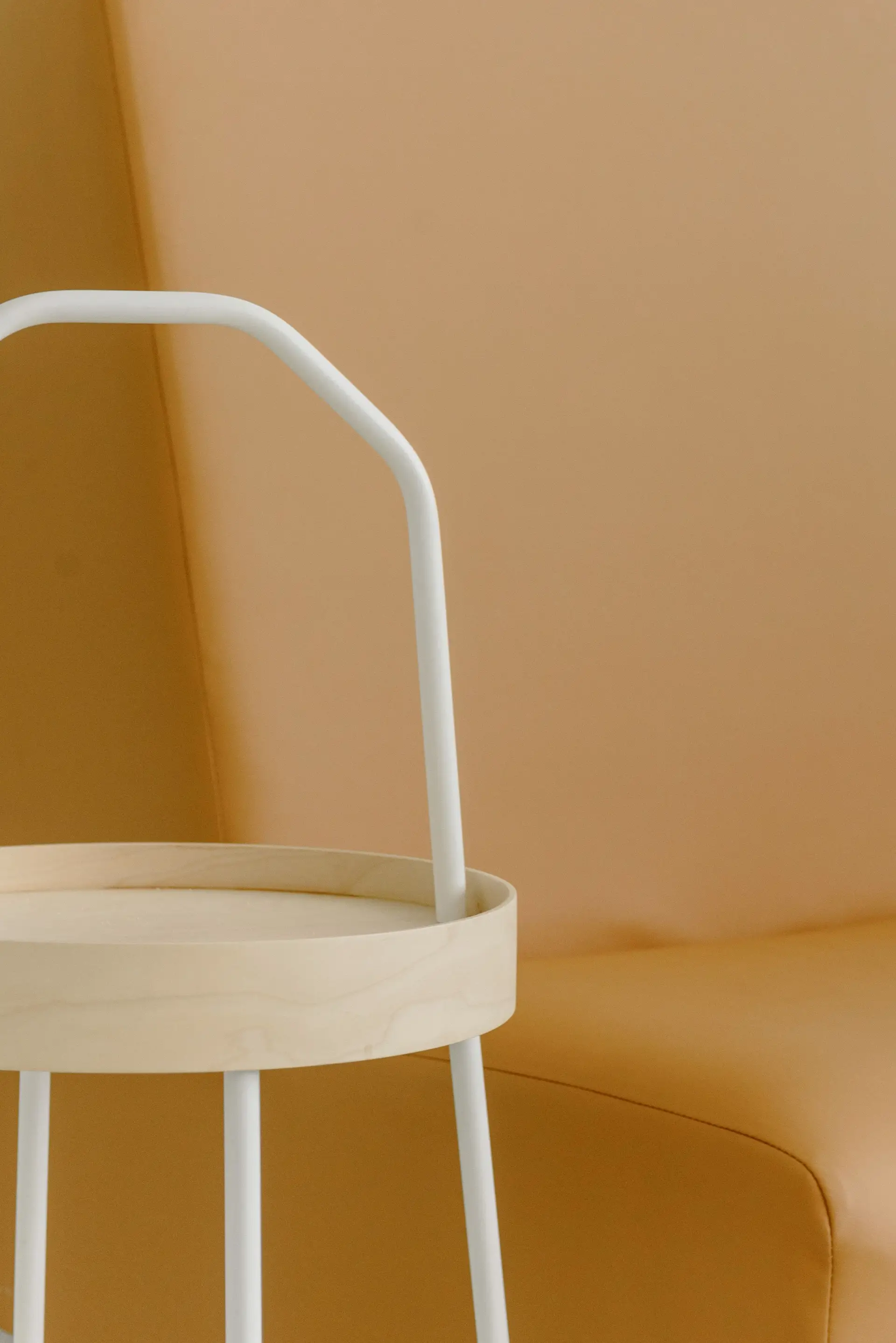 Ivorqellavessian kuratoitu sisustus ja minimalistiset kalusteet