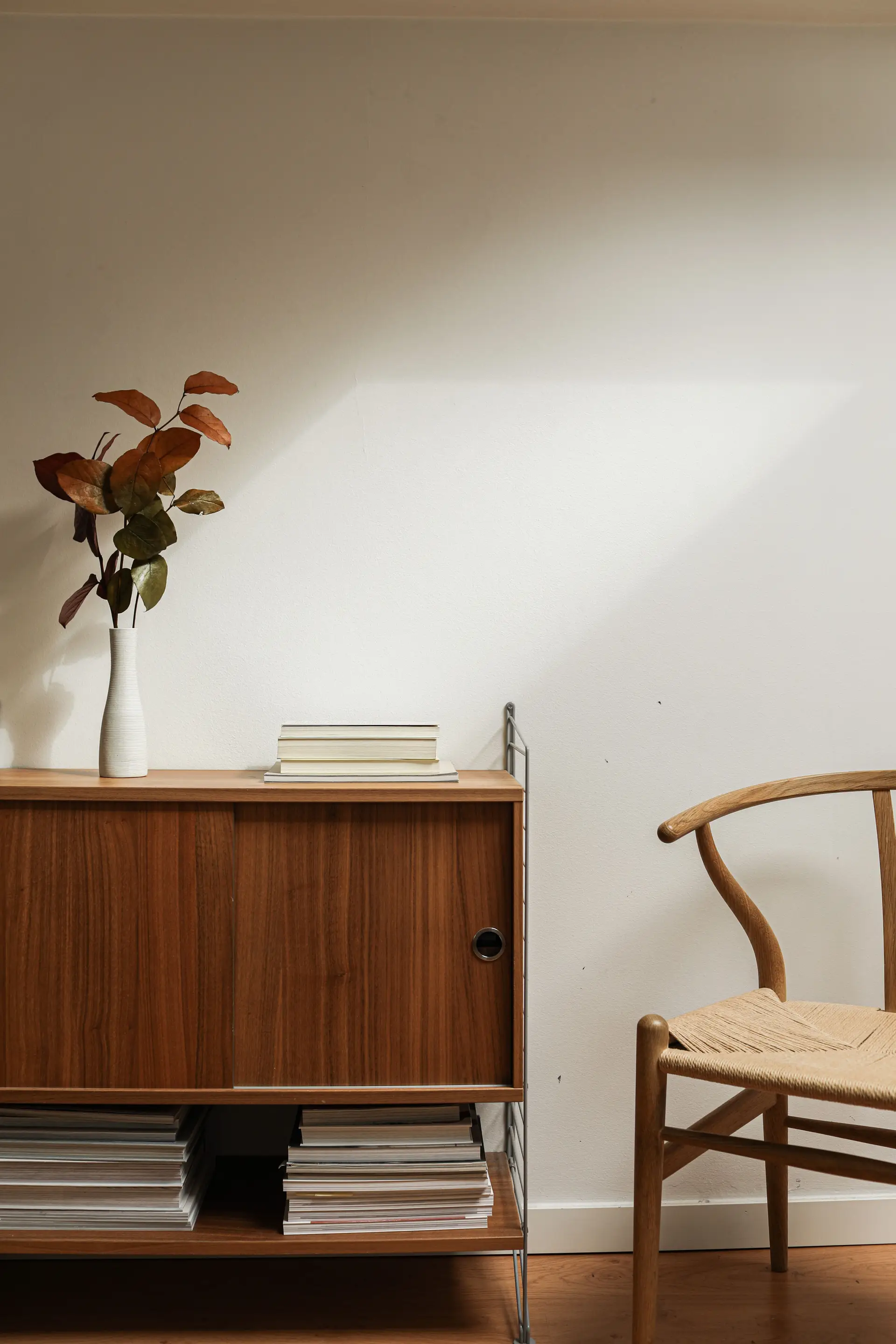 Ivorqellavessian minimalistinen studiomiljöö ja luonnollinen puupinta