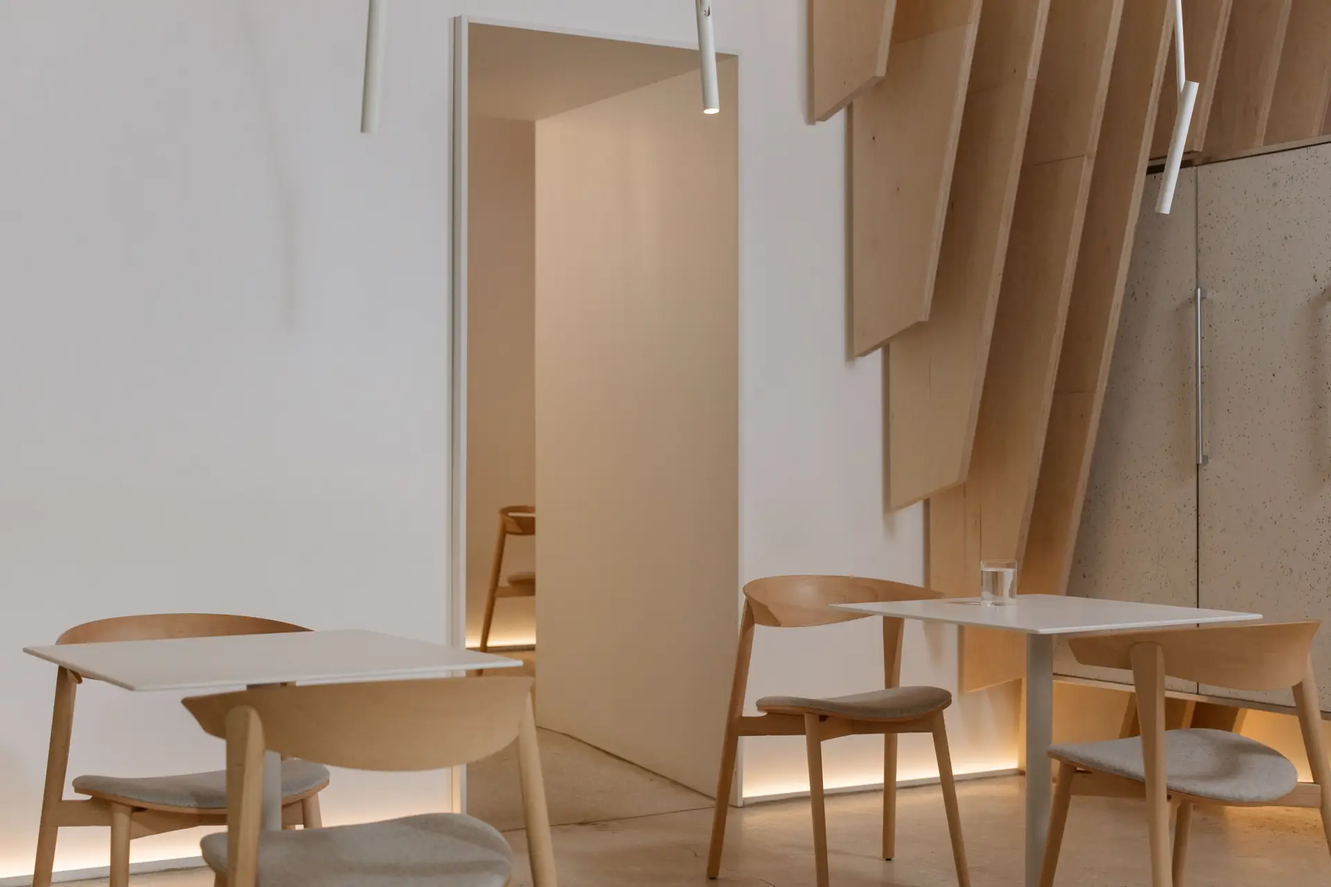 Punavuoren Loft, tammikalusteet ja luonnonvalon tilasommittelu