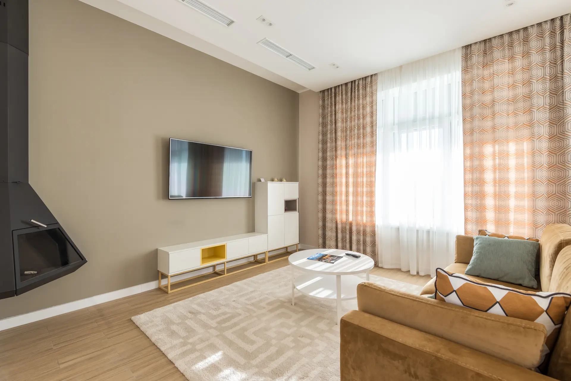 Kruununhaan Spa-Koti, vaalea minimalistinen oleskelutila ja kylpyhuoneratkaisu